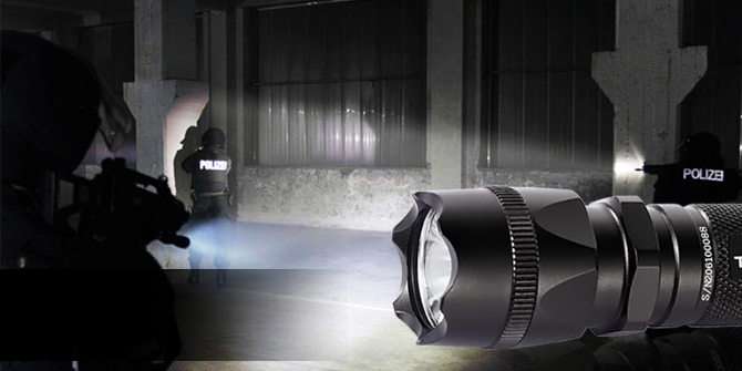 使用戰(zhàn)術手電筒攻擊頭敲碎玻璃