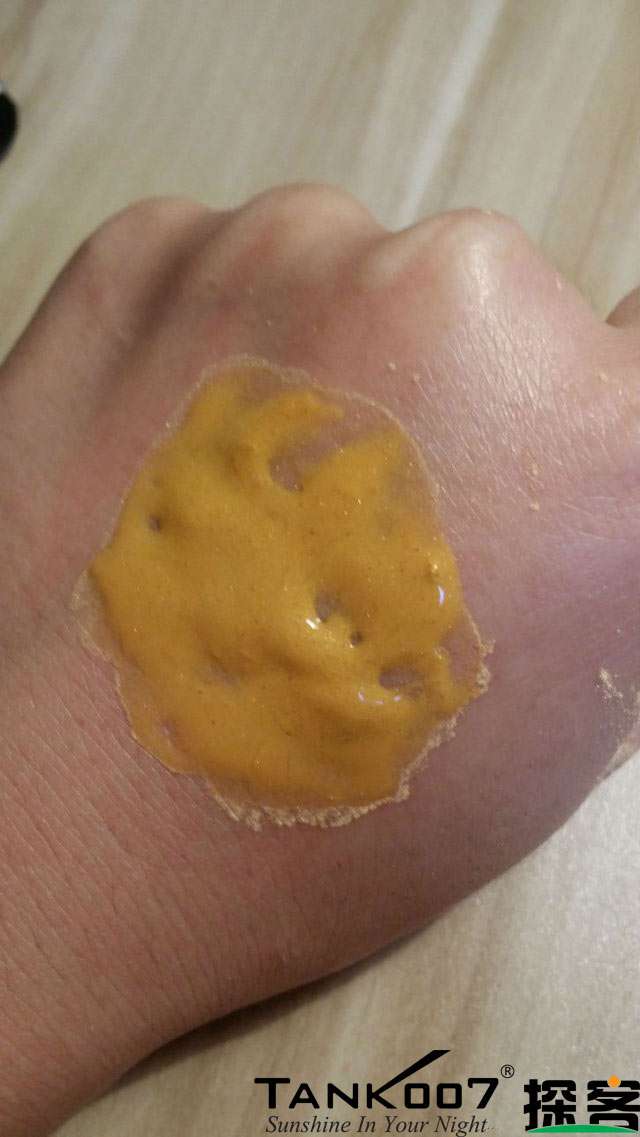 客戶買了紫光手電驗熒光劑，先拿面膜大姨媽巾開刀 