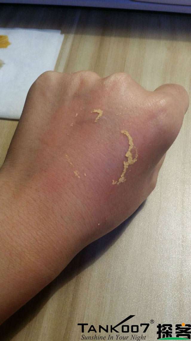 客戶買了紫光手電驗熒光劑，先拿面膜大姨媽巾開刀 