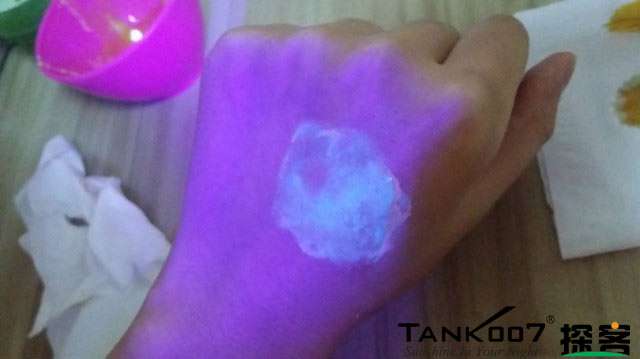 客戶買了紫光手電驗熒光劑，先拿面膜大姨媽巾開刀 
