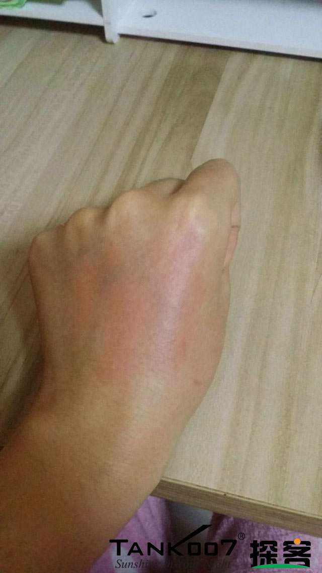 客戶買了紫光手電驗熒光劑，先拿面膜大姨媽巾開刀 