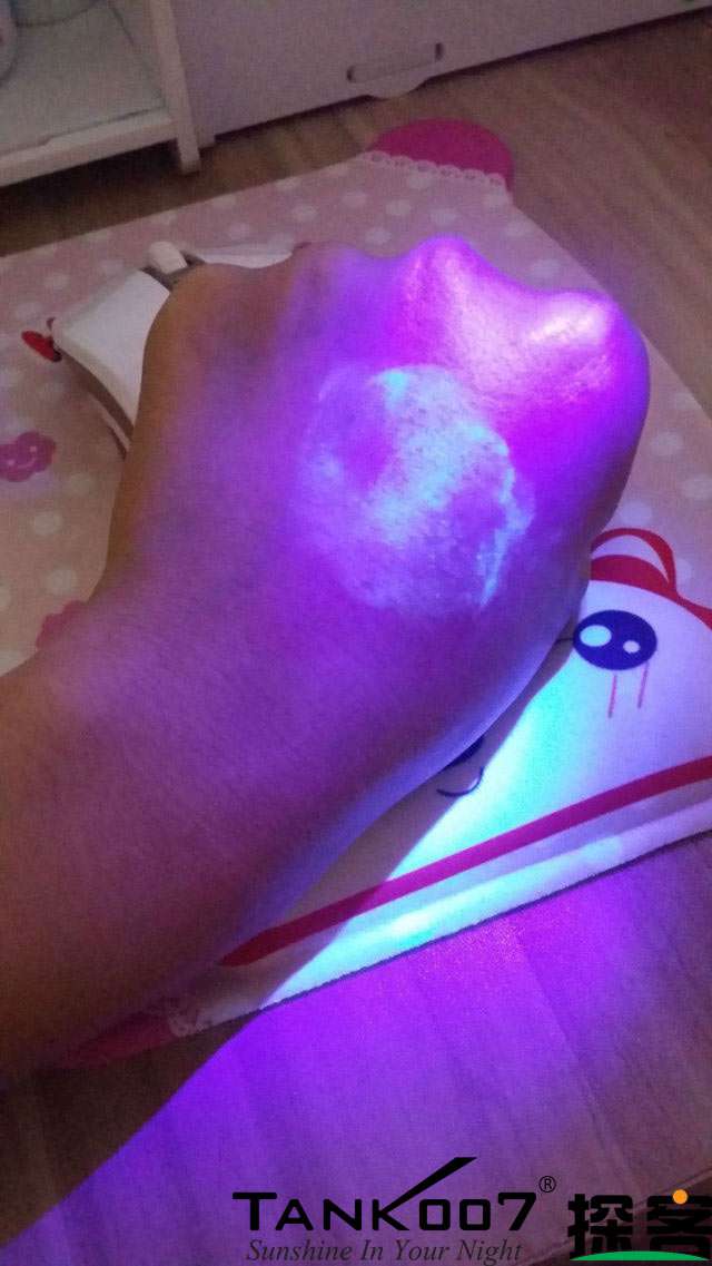 客戶買了紫光手電驗熒光劑，先拿面膜大姨媽巾開刀 